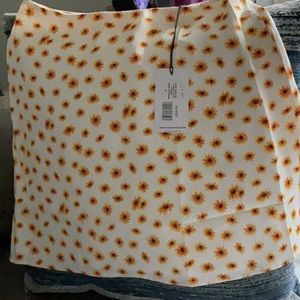 NWT Skirt w/ sunflowers. Size S, Lined